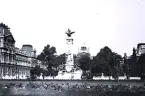 Foto av Gambettamonumentet som ligger på Place du Carrousel i Paris. Bild tagen 1921.