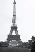 Foto av Eiffeltornet i Paris med tandläkare Gunnar Högberg nere i högra hörnet, 1921.