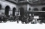 Foto av artilleripjäser och ett jaktflygplan - Fokker D.VII, från första världskriget, troligen på Musée de lÁrmée i Paris, 1921.