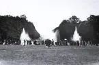 Foto av en fontänshow i trädgården vid slottet Versailles i Frankrike, 1921.