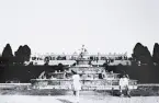 Foto av slottet Versailles i Frankrike med en fontän i förgrunden, 1921.