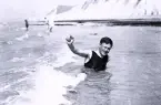 Foto av tandläkare Gunnar Högberg som badar i havet vid Normandie, 1921.