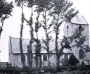 Foto av en kyrkobyggnad någonstans i Normandie, 1921.