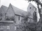 Foto av en kyrkobyggnad i Normandie, 1921.