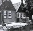 Foto av hus längs en kanal i Holland och fortsatt resväg till Holland- Paris- Franska Atlantkusten, 1924-25.