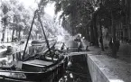 Foto av män som lastar på en flodbåt, troligen Amsterdam, 1924-25.