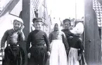 Foto av pojkar och flickor klädda i traditionella kläder där flickorna bär den holländska mössan och pojkarna de rymliga ullbyxorna, 1924-25.