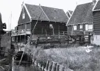 Foto av hus längs med en kanal, någonstans i Holland, 1924-25.
