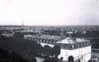 Vy över staden Paris med eiffeltornet långt bort i bakgrunden, 1924-25.