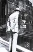 Foto av en man som står och tittar i ett skyltfönster, någonstans i Paris, 1924-25.