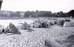 Foto av en strand i Bretagne med de många strandhytterna som syns och var vanligt vid franska badorter förr i tiden, 1924-25.