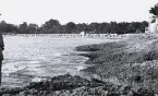 Vy över en strand i Bretagne med de många strandhytterna som syns och var vanligt vid franska badorter förr i tiden, 1924-25.
