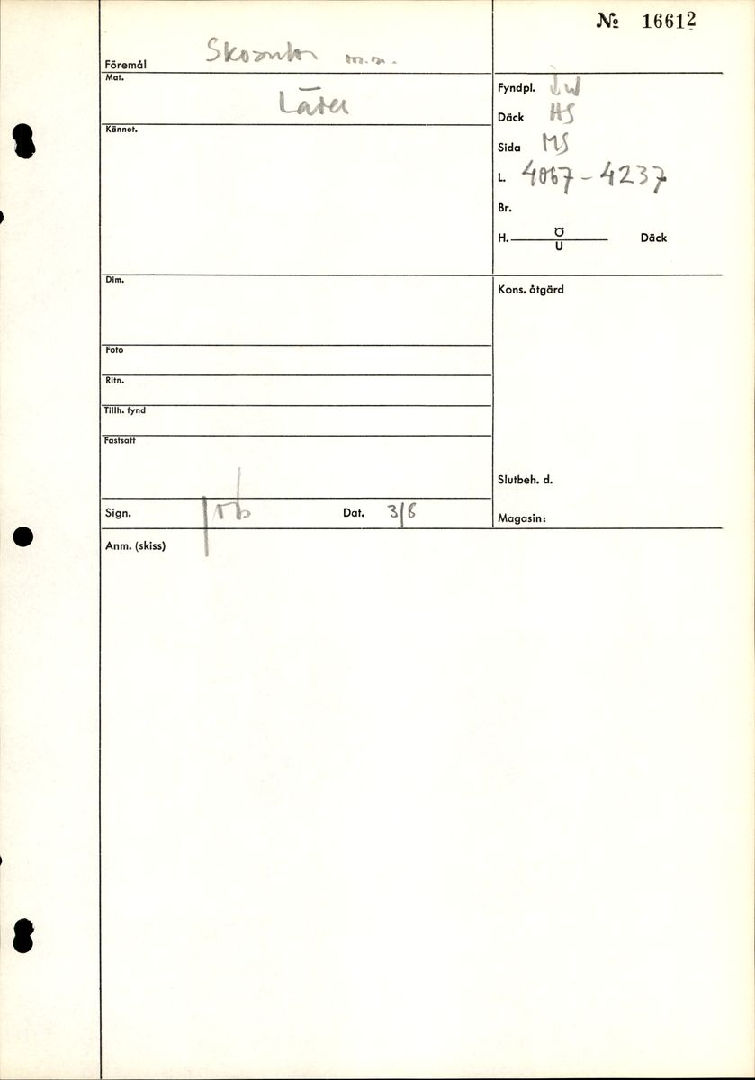 Delar och fragment av två skobottnar till höger- och vänstersko. Totalt 18 delar och fragment.
Sju sulor med kvarsittande tråd. Sulornas längd varierar mellan 220-230 mm, största bredden varierar mellan 65-75 mm, minsta bredden mellan 25-35 mm och hälbredden mellan 45-50 mm. Lädret till sulorna är kraftigt.
Klackar 16612 samt 16612:1 består av vardera fem klacklappar med kvarsittandskopligg. Klacklapparna är spaltade. I materialet finns en löst liggande klacklapp som tillhör klack 16621:1.
Tre delar holtrand med kvarsittande tråd.
Tre fragment från skobotten.