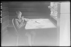 Lars Roar Langslet studerer frimerkesamlingen sin