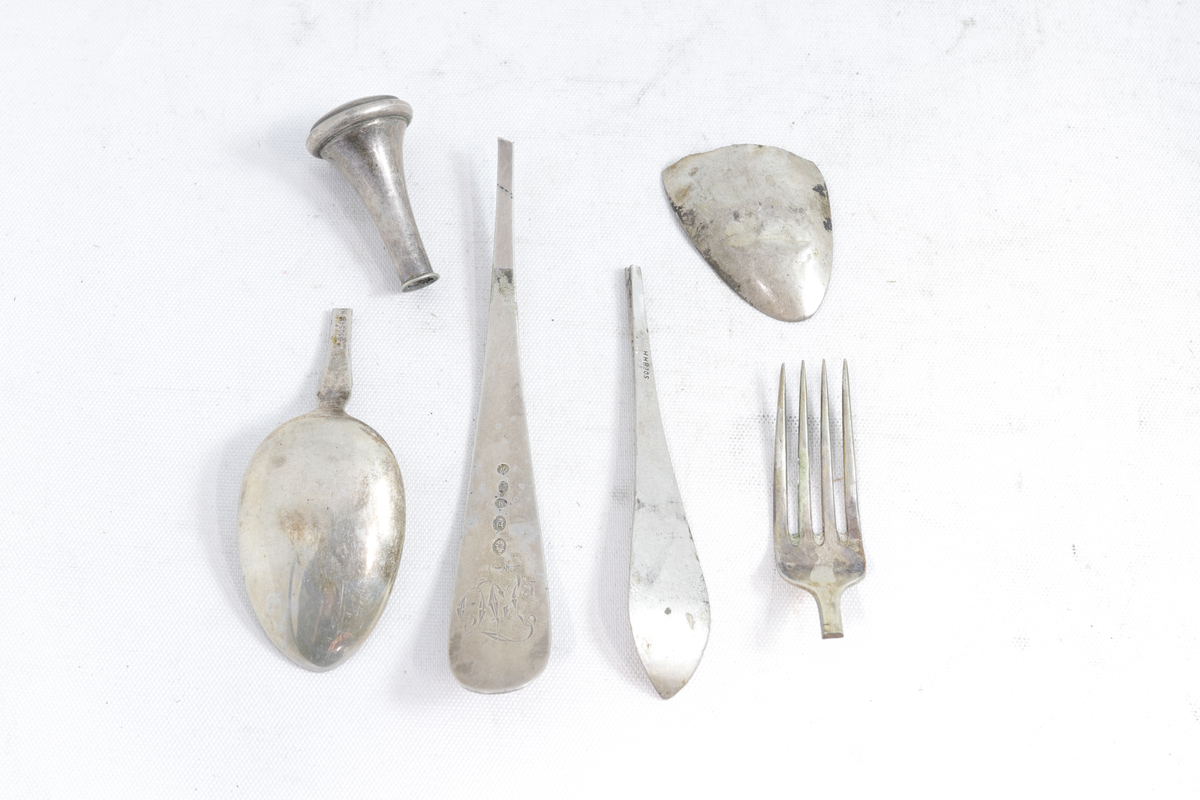 Rektangulær pappeske som inneholder sølvbestikk.