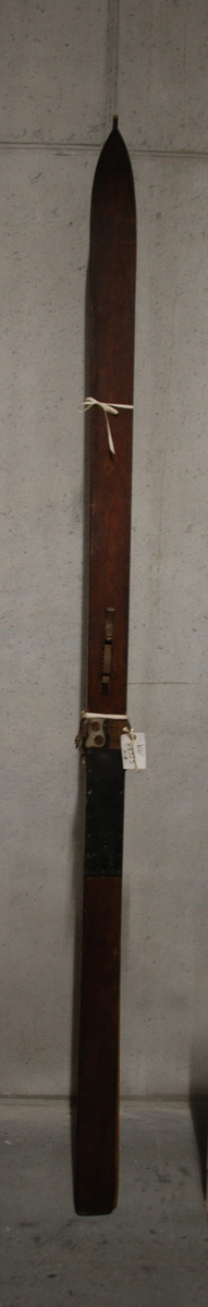 Hoppski. Innsvinger (svakt), 3 kiler underside. Flat overside. Rett avskåret bakende. Spiss på tupp. Kandahar-bindinger, gummisåle.