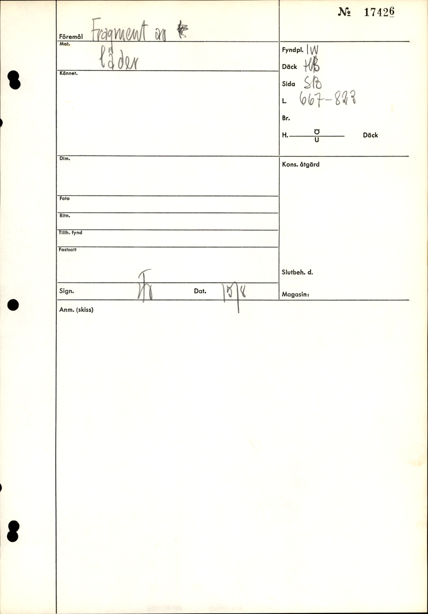 Ett stort, fragmentariskt läderstycke, två mindre läderfragment samt fem små träbitar.
I mitten av läderstycket har en trekantigt formad bit av lädret skurits ut. Längs med ytterkanterna och den trekantiga utskärningen löper stygnshål. Lädret är spaltat och endast köttsidan kvarstår.
Träbitarna är fuktiga och mäter mellan 15 och 30 mm i längd och ca 10 mm i bredd.