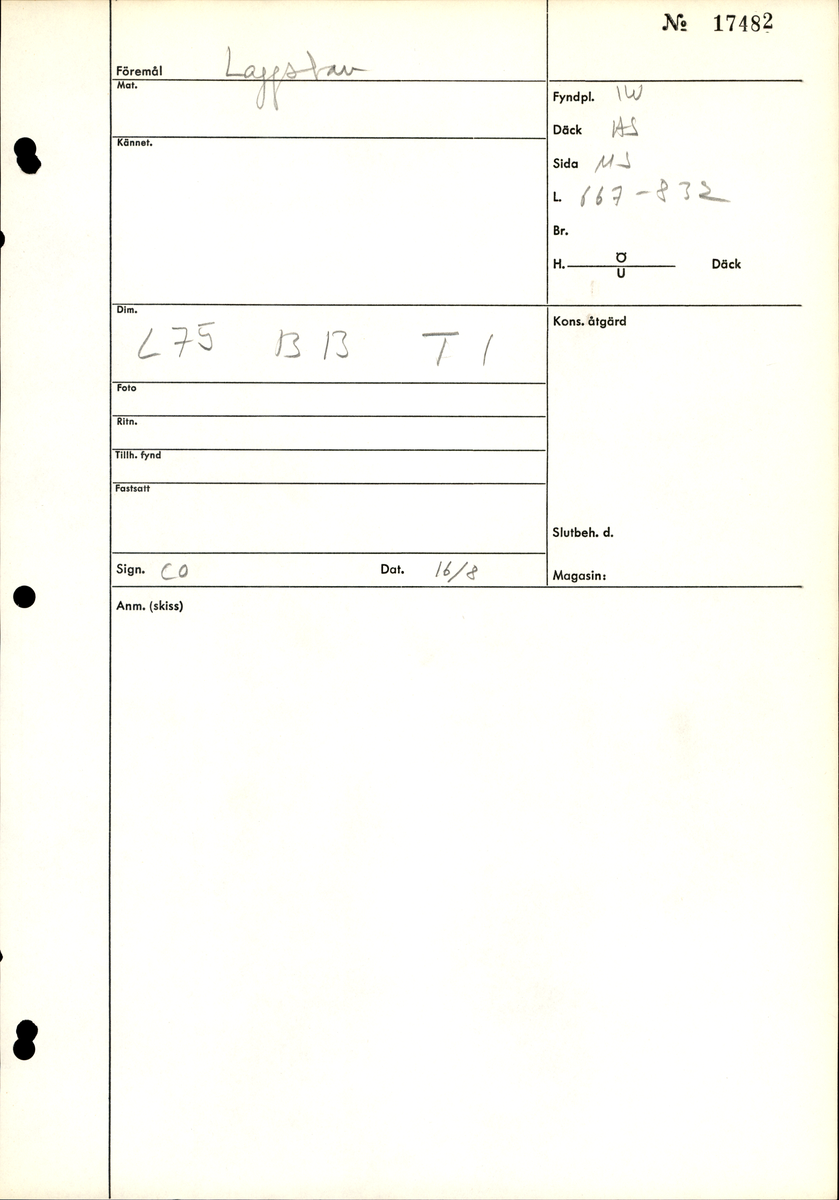 En stav till en tunna. Bruten. Ett hål med tapp finns på staven.  År 2013 togs ett dendroprv ur staven som nu är i tre delar.