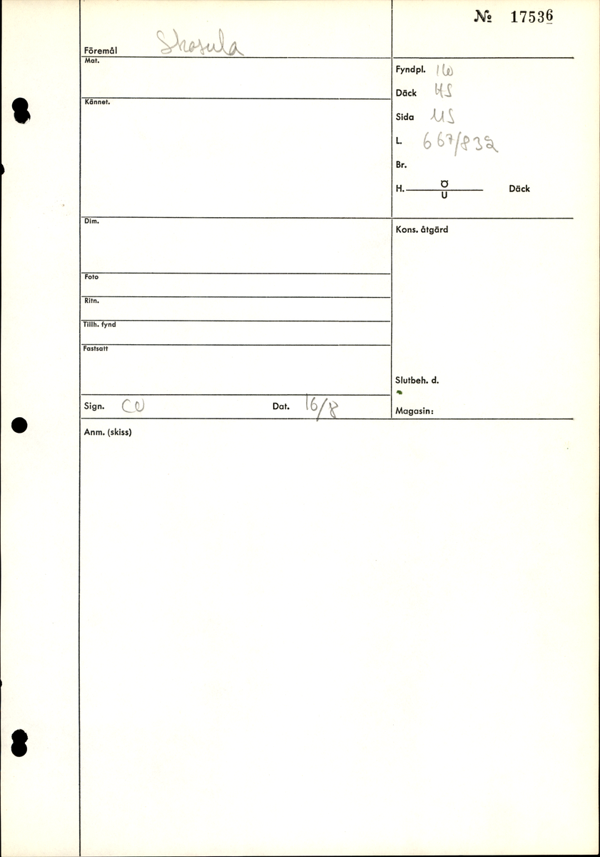 Sula med kantigt format tåparti. Sulan är täckt av kvarsittande skopligg samt hål efter skopligg. På sulans köttsida löper stygnshål. Sulan ligger vikt.
Lädret är kraftigt.