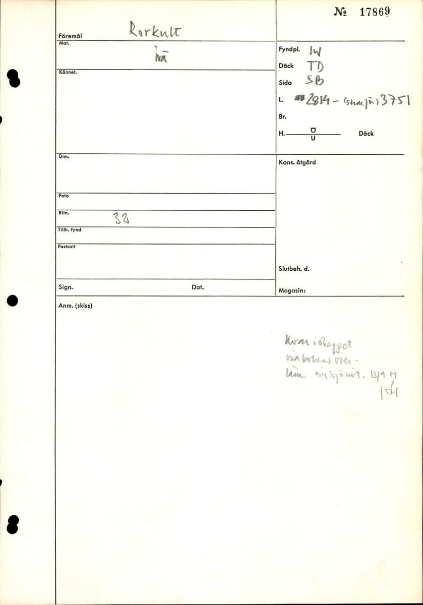 Rorkult.
Svängd, avsmalnande 8-kantig form. Det 8-kantiga tvärsnittet avslutas i den smala änden med den del av rorkulten som ska passas in i kollerstocken. Den delen har ett runt tvärsnitt och ett genomgående hål för att kunna låsas fast i kollerstocken med en dymling eller tapp. Den tjockare änden avslutas med ett fyrkantigt tvärsnitt. Ytterst på den fyrkantiga delen finns en avfasning för att passa i rodret. På den avfasade delen, som ursprungligen haft ett fyrkatigt tvärsnitt, saknas en del.
Rorkulten är annars i gott skick med smärre ytliga skador och sprickor i varierande storlek.