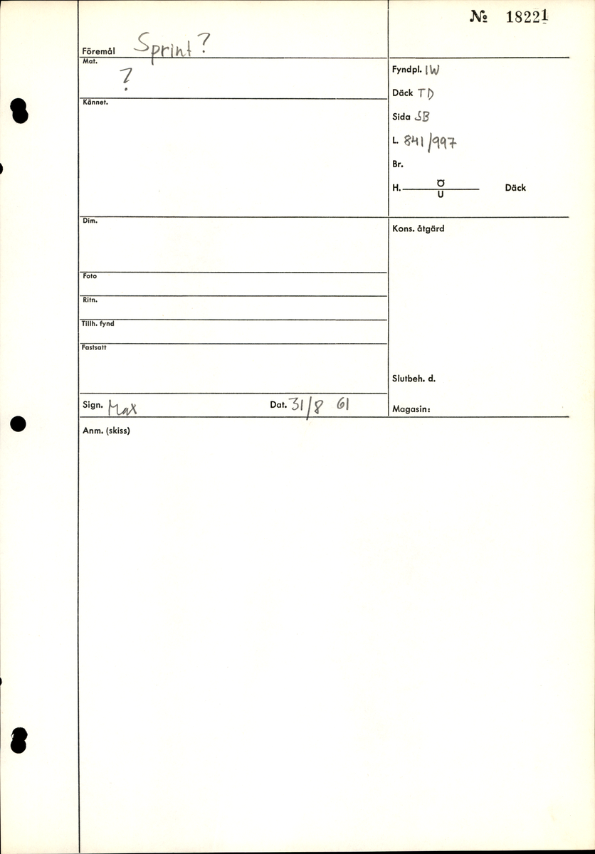 Ett föremål av ben eller horn.
Föremålet har ett runt hål i den tjockare änden. Den smala änden avslutas med en litet avfasat parti som om den delen suttit i ett hål.