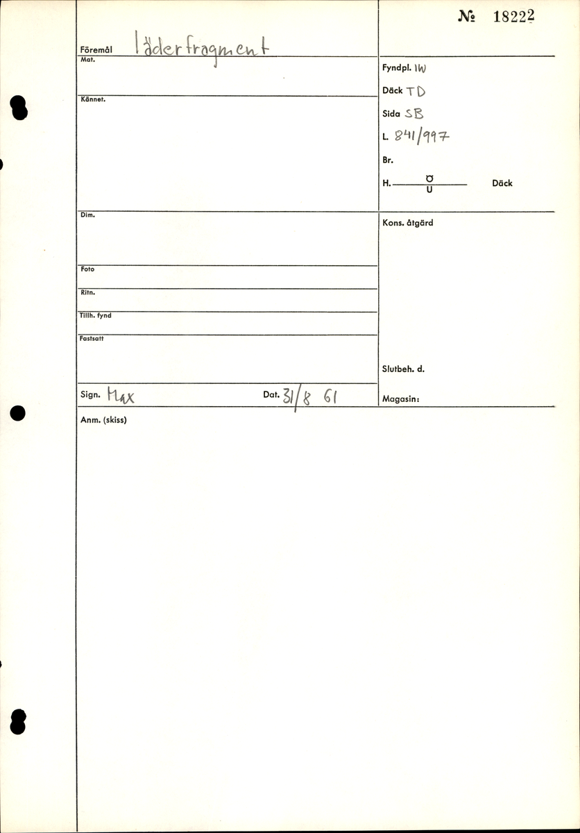 Ett 40-tal större och mindre fragment från sko. På några av fragmenten finns hål efter stygn. På vissa fragment har köttsidan släppt från narvsidan. Tillsammans med lädret ligger också ett mycket fuktigt, halmliknande material.