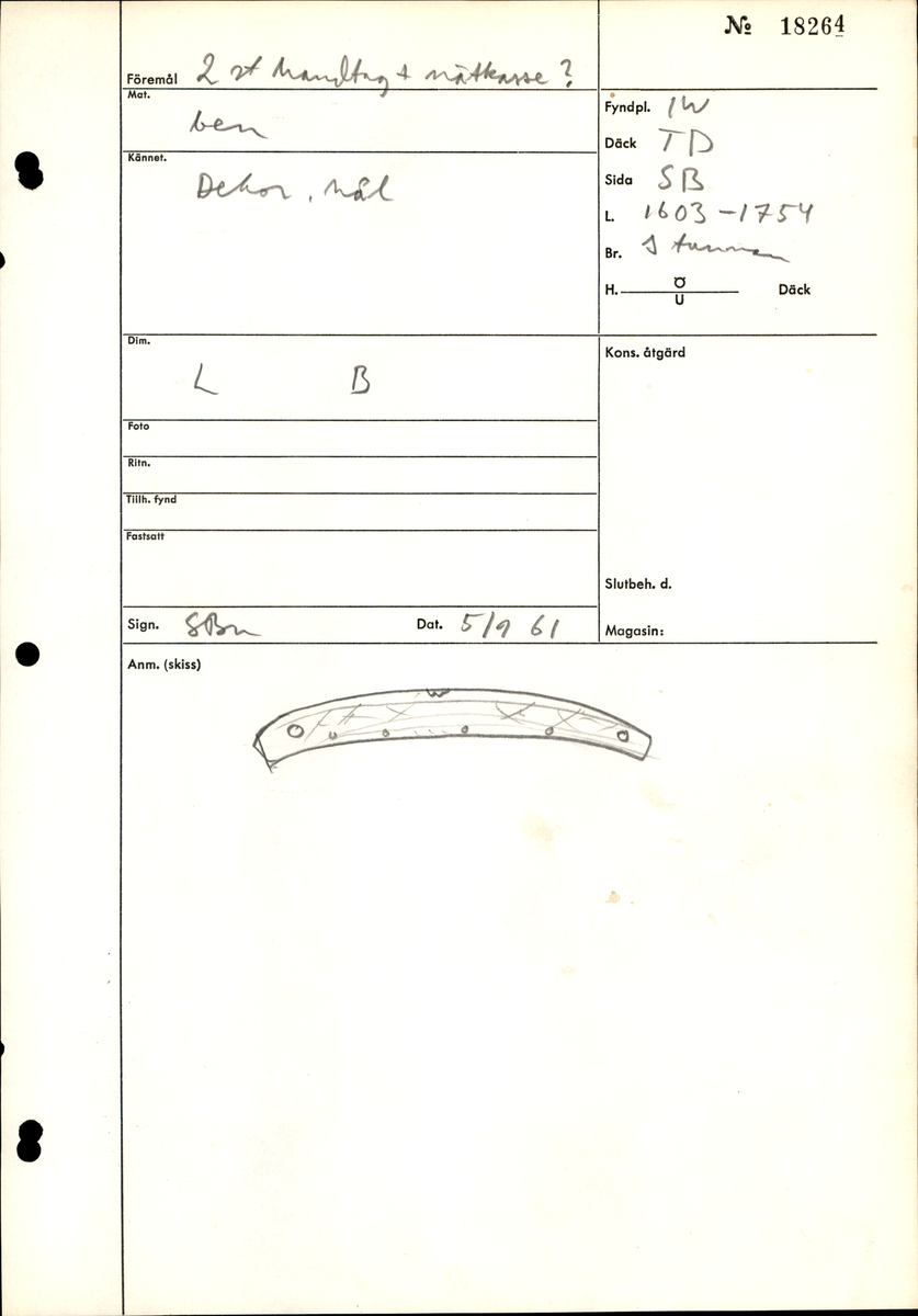 Två stycken väskbyglar.

Väskbyglarna är tillverkade i renhorn och utgör tillsammans ett par. Byglarna är bågformade samt försedda med ett hål i vardera ände. Utmed de nedre långsidorna finns fyra mindre hål. Den ena bygeln har endast fragmentariska hål medan den andra bygeln har två fragmentariska och två runda hål. Byglarnas ovansidor är svagt bukiga och dekorerade med ett ristat flätbandsmönster. De kvadratiska mellanrummen i flätbanden är försedda med rombliknande utfyllningar. Byglarnas baksidor är släta.

Byglarna är relativt välbevarade. Byglarnas färg är gråsvart, vilket är en missfärgning.