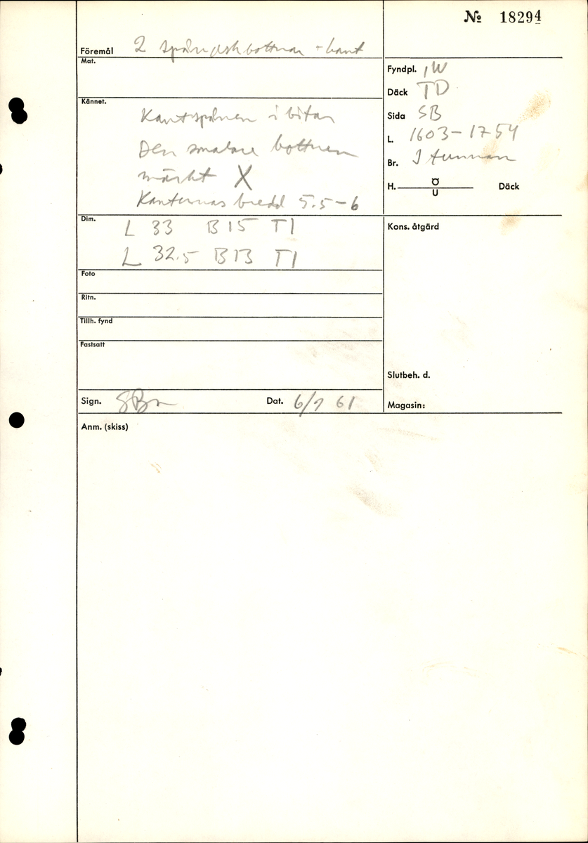 Botten, lock samt svepdelar till en svepask. Möjligen rör det sig om två bottnar, till två olika svepaskar. På den mindre botten- eller lockplattan är ett bomärke i form av ett kors inristat.