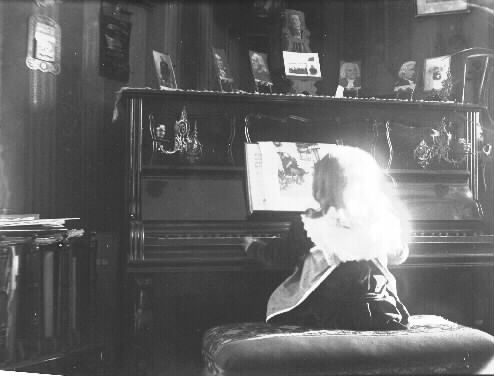 Barn till Perssons spelar piano.