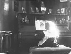 Barn till Perssons spelar piano.