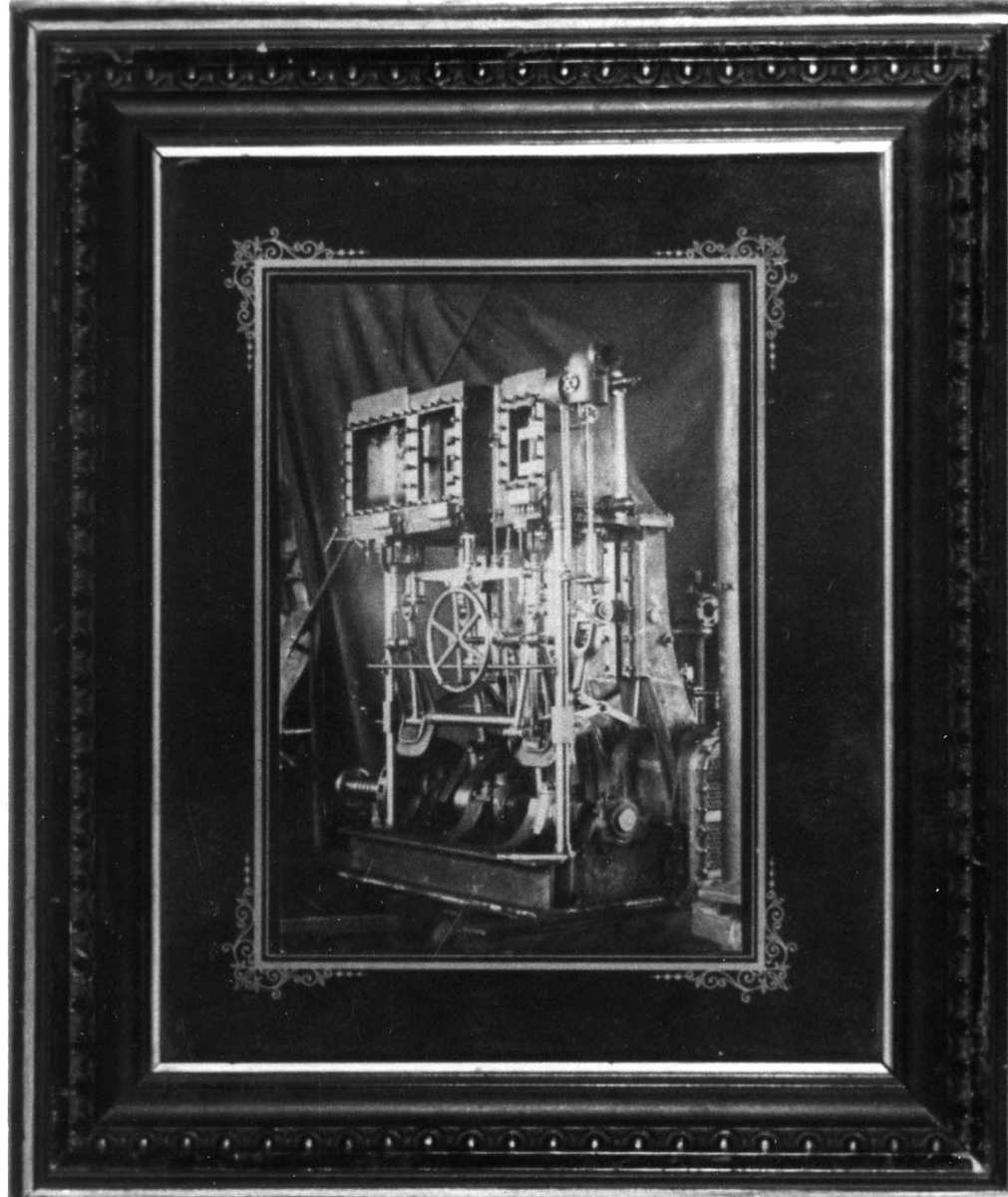 Trippelångmaskin avsedd att inmonteras i ångfartyg.