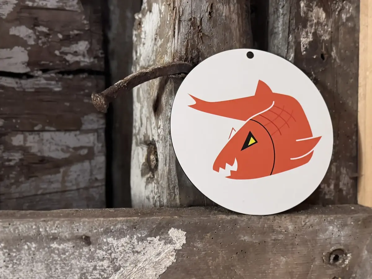 Nærbilde av Silja Sild, skremmende oransje og klar for halloween, støtte seg opp mot en trevegg ved siden av en kjempestor gammel spiker