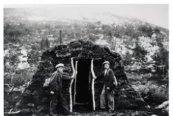 Gammen i Sør-Kaperdalen. bygd 1921.
Personene på bildet er H