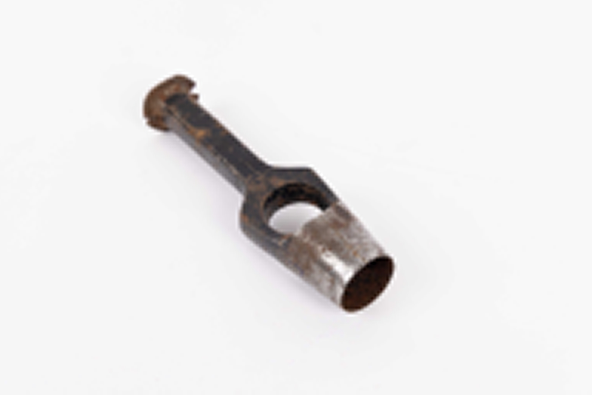 Hulmeisel med firkantet skaft, hode med bruksmerker etter slag og stemplingshull med diameter 3,2 cm. Stor sprekk i materiale.