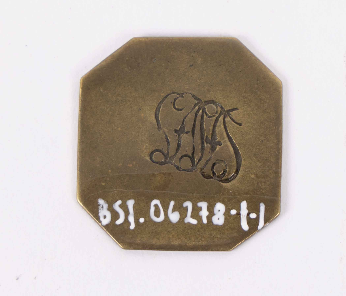 Betalingsmynter fra Laxevaags Dampfærgeselskab. Pollett med verdi 5-øre.  Del av en gruppering med tilsammen 1040 stk. polletter i messing med kvadratisk form preget med "5 øre" på forside samt preget på bakside med bokstavene "LDS" .