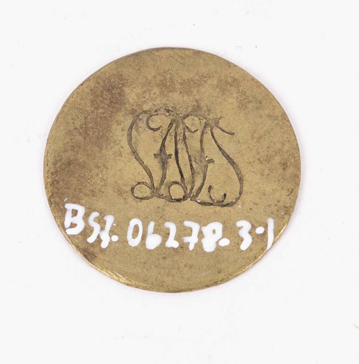 Betalingsmynter fra Laxevaags Dampfærgeselskab. Pollett med verdi 5-øre. Del av en gruppering med tilsammen 52 stk. store polletter i messing med rund form preget med tekst "5 øre" og "LDS". Ligger i enkel trekasse hvor deler av topp-plate mangler.