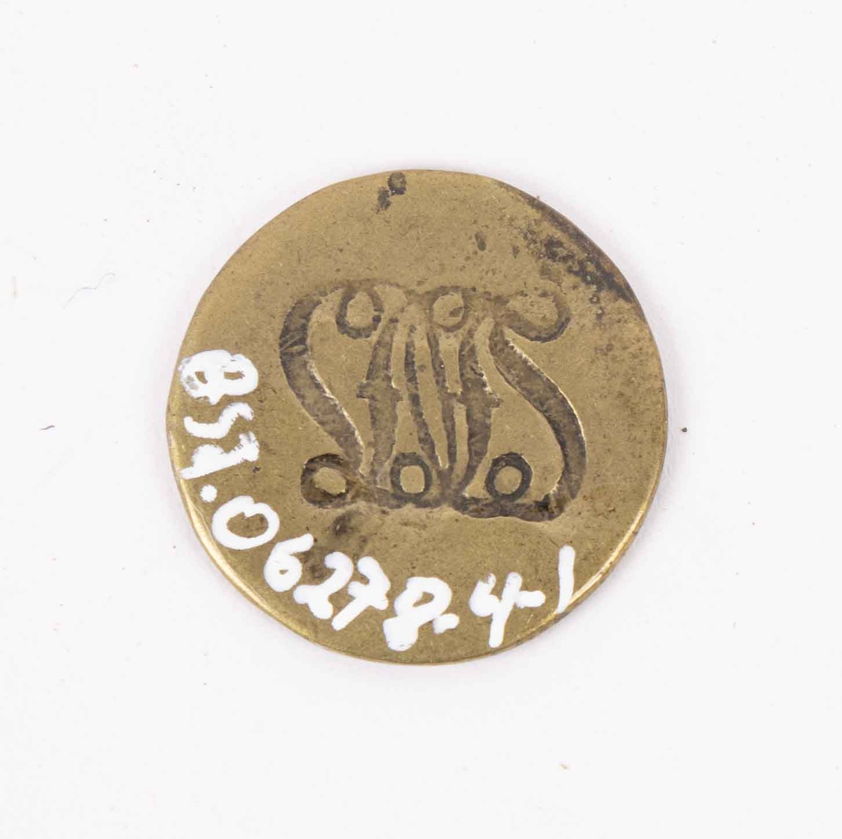 Betalingsmynter fra Laxevaags Dampfærgeselskab. Pollett med verdi 5-øre. Del av en gruppering med tilsammen 40 stk. mindre polletter i messing med rund form preget med tekst "5 øre" og "LDS".  Ligger i enkel trekasse hvor deler av topp-plate mangler.