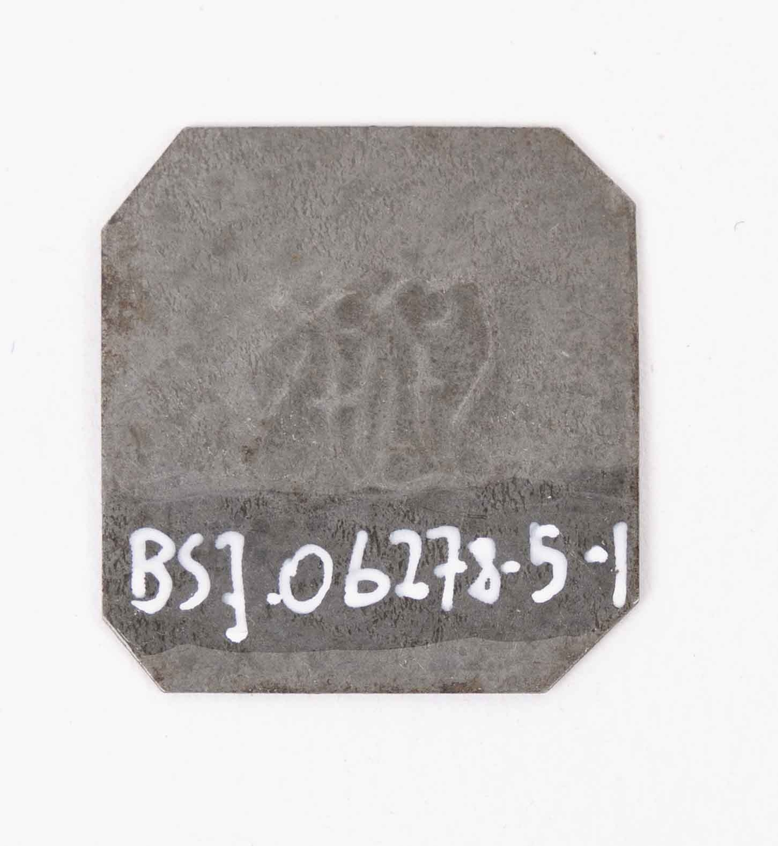 Betalingsmynter fra Laxevaags Dampfærgeselskab. Pollett preget med bokstavene "LDS". Del av gruppering med tilsammen 50 stk. pollletter i blikk med kvaderatisk form.  Ligger i enkel trekasse hvor deler av topp-plate mangler.