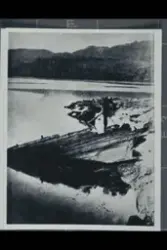 Restar av ein båt som ligg i sjøkanten i det som var eit nau