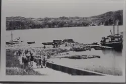 Telavåg sommar 1945. Foto av den raserte kaien på Midttveit,