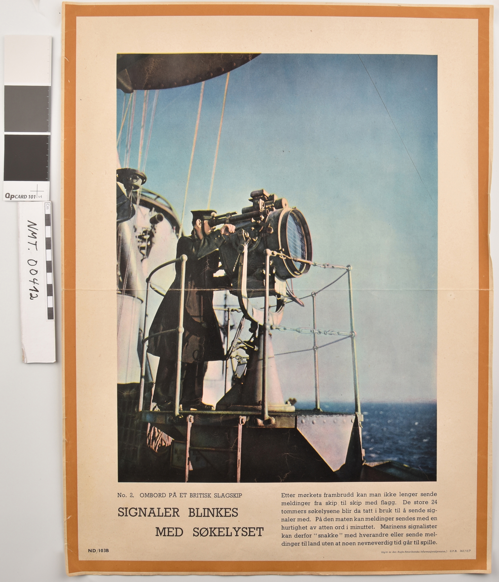 Ein militært uniformert person som kikkar inn i eit stort søkelys.