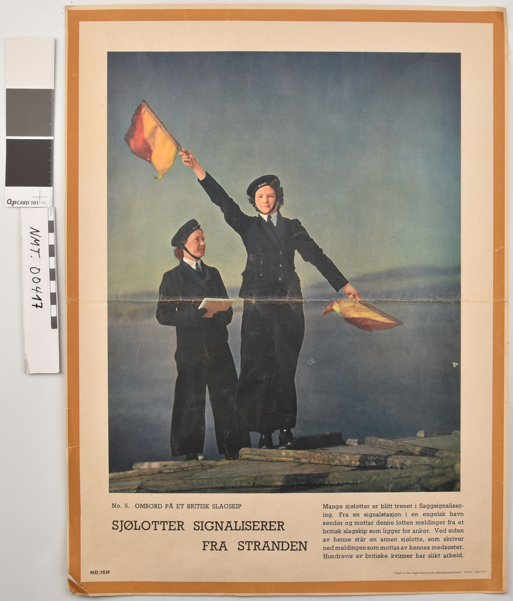 To kvinner i marineuniform som signaliserer frå land.