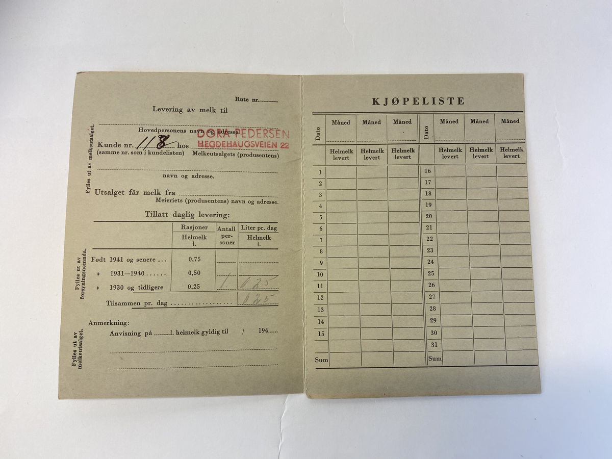 Eit bretta pappkort med tekst.