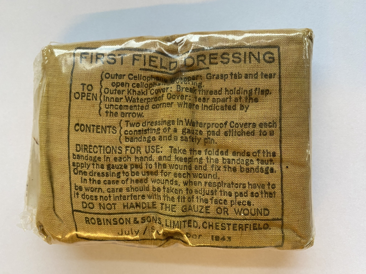 Ein bandasjeforpakning med informasjon trykt på tekstilen.
