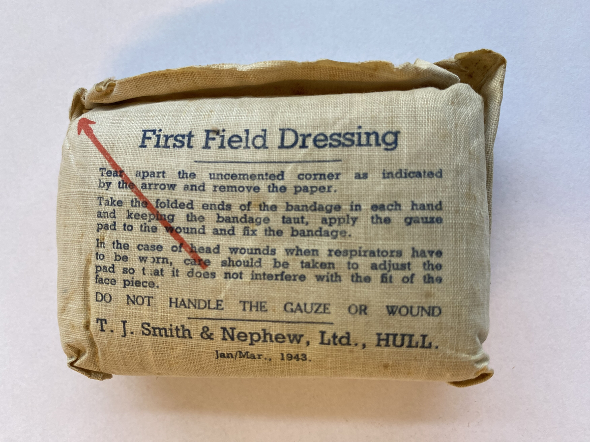 Ein bandasjeforpakning med informasjon trykt på tekstilen.
