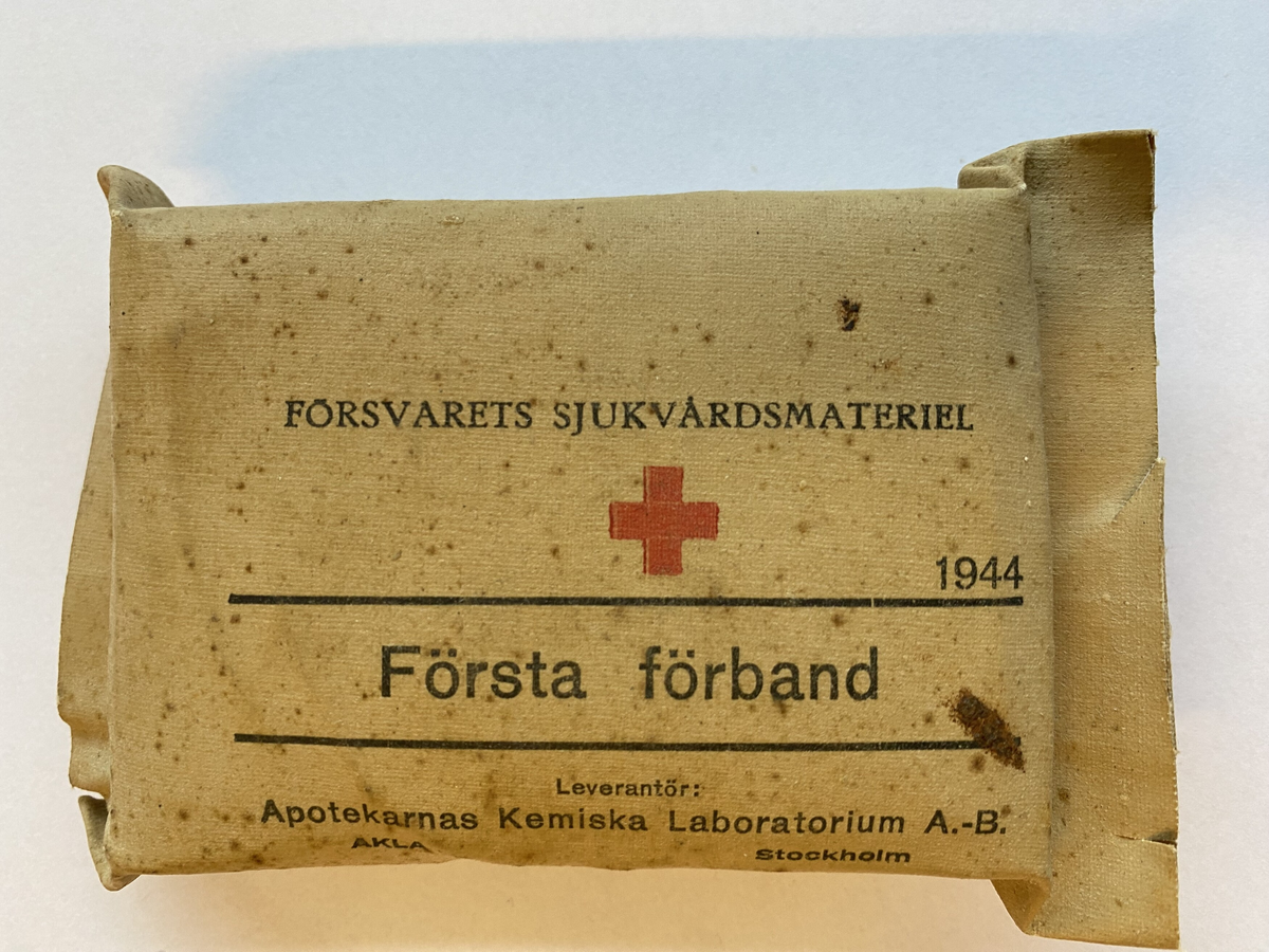 Ein bandasjeforpakning med informasjon trykt på embalasjen.