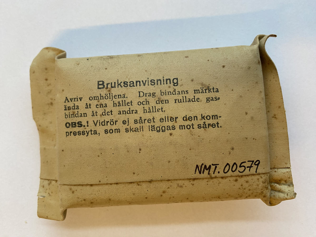 Ein bandasjeforpakning med informasjon trykt på embalasjen.