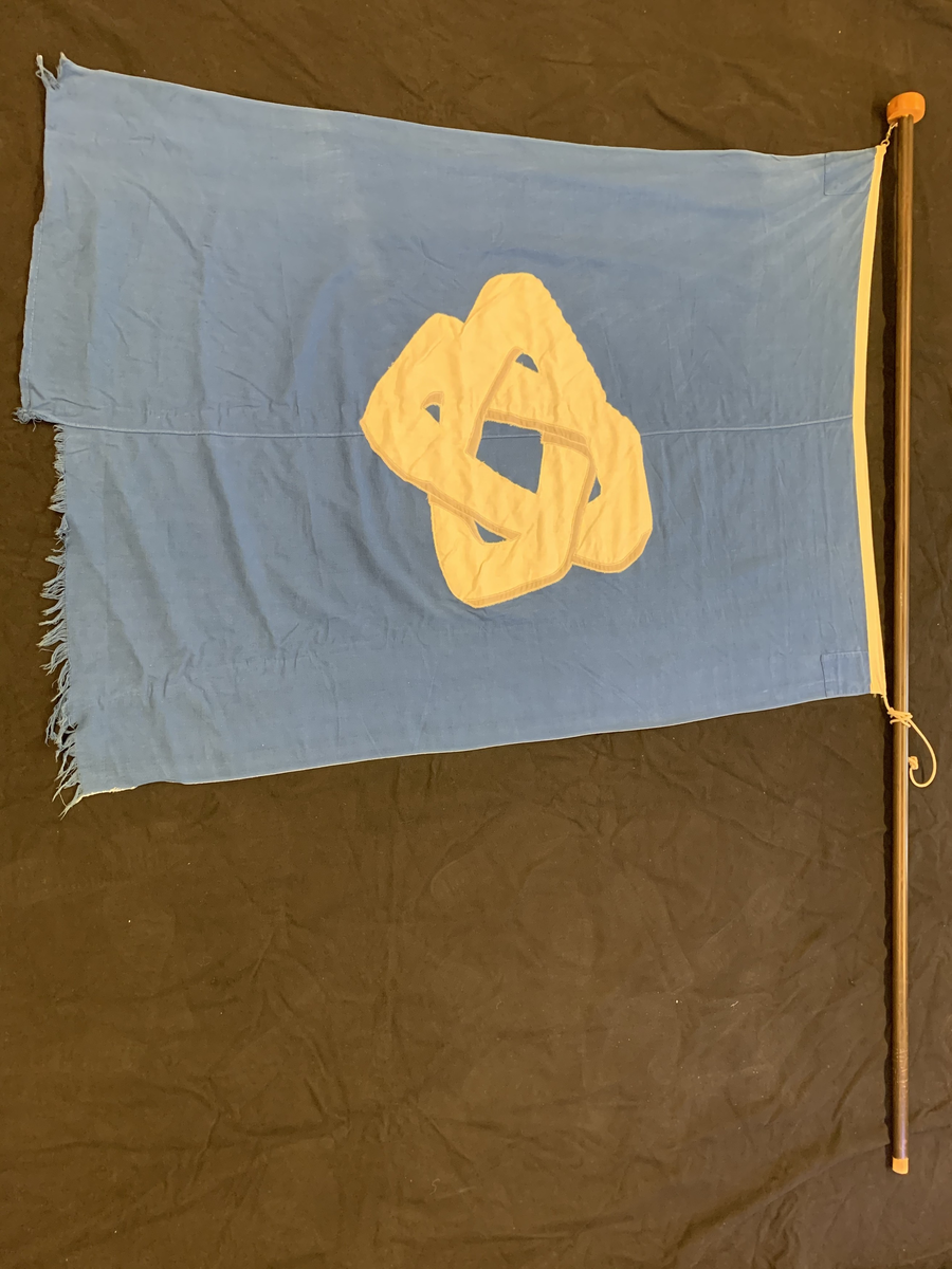 Blått flagg med Krigsseilerforeningen sin logo på.
.