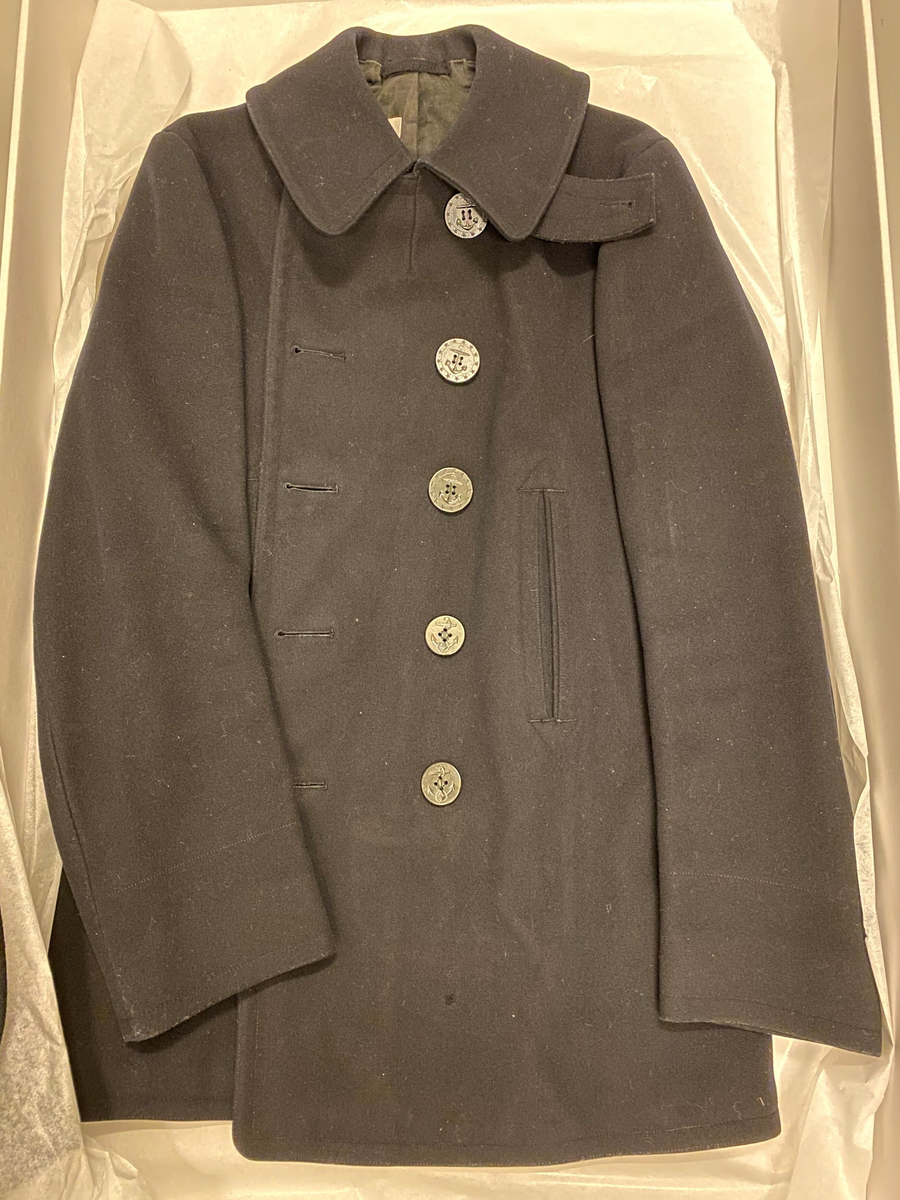 Dobbetspent ytterjakke i ull med paspolerte lommer.