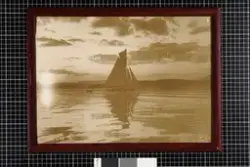 En seilbåt  på sjøen i solnedgang.